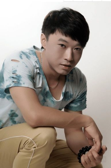 其实这首歌是徐誉腾根据自己的经历写的,是一个悲伤的故事,这首带着