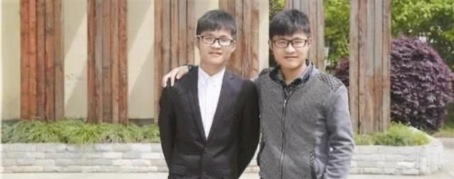 双胞胎兄弟,一个国外长大,一个国内长大,20年后差距明显