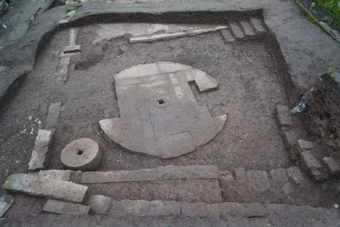 明清至民国时期的房址及其内的石碾盘和石磨。重庆市文化遗产研究院供图