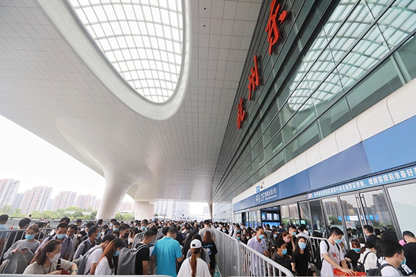  杭州东站东进站口，旅客在有序排队进站。