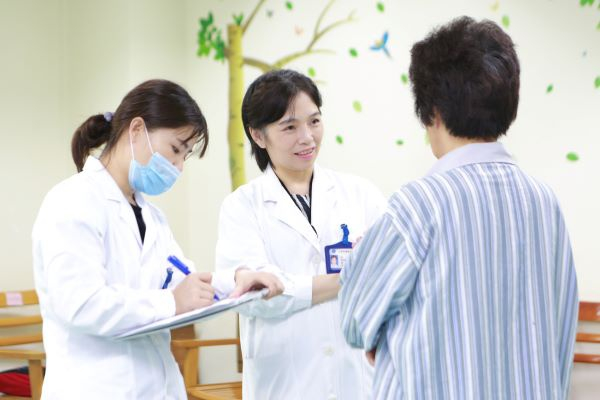 图说：左二为李霞医生