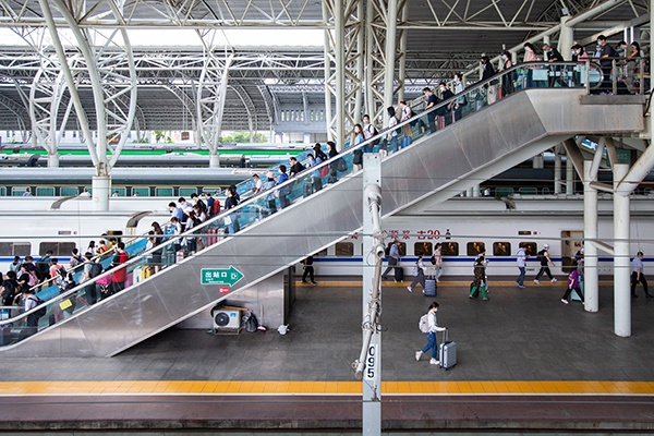  铁路南京站客流高峰期。