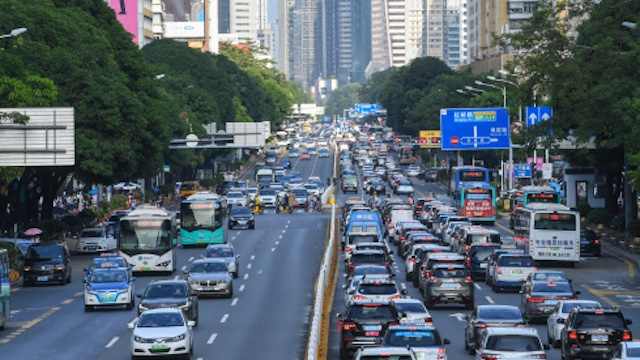 9月22日，车辆行驶在深圳深南大道上。新华社图