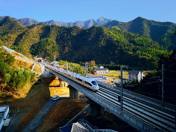  一列高铁列车在杭黄高铁线上飞驰。本文图片 中国铁路上海局集团有限公司提供