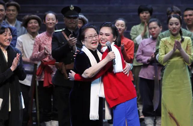 第一代“江姐”任桂珍与第六代“江姐”何晓楠 蒋迪雯 摄