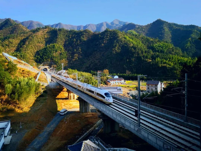 ▲一列高铁列车在杭黄高铁线上飞驰。钟浩维 摄