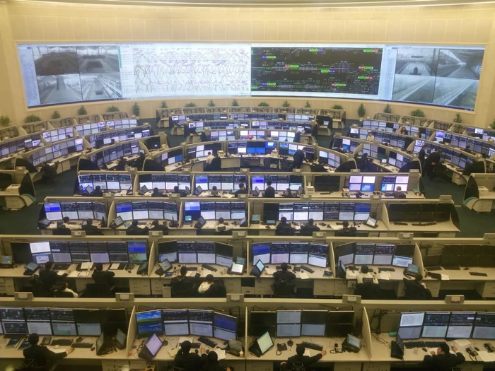 ▲铁路上海局集团公司调度大厅一瞥。许文峰 摄