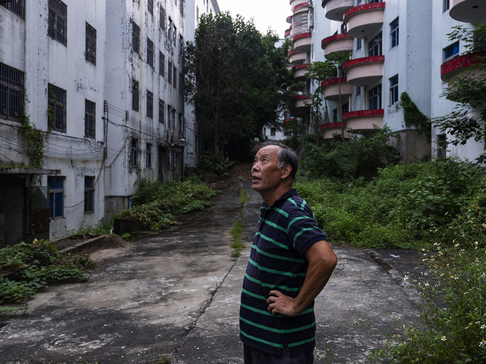 何永年在自家房前。摄影：翟星理