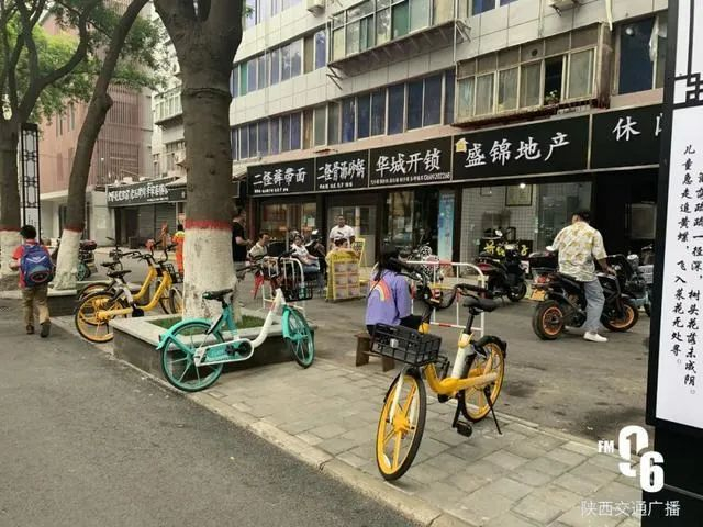 西安莲湖区黑白招牌 （图片来源：陕西交通广播）
