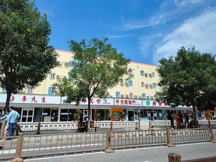 拍摄于2020年8月25日的北京西站附近店招 （图片来源：授权转载自微博用户@数字热DGHOT）