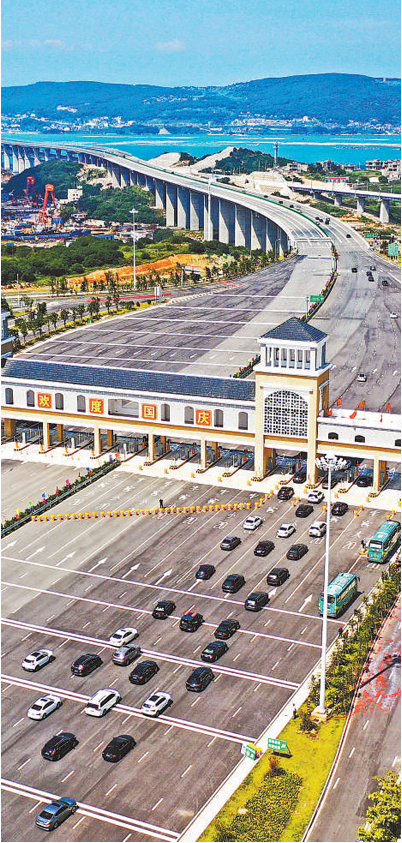国庆假期，福建平潭海峡公铁两用大桥试通车。该桥是我国首座跨海公铁两用桥，上层为设计时速100公里的6车道高速公路，下层为设计时速200公里的双线I级铁路。图为试通车的平潭海峡公铁两用大桥。