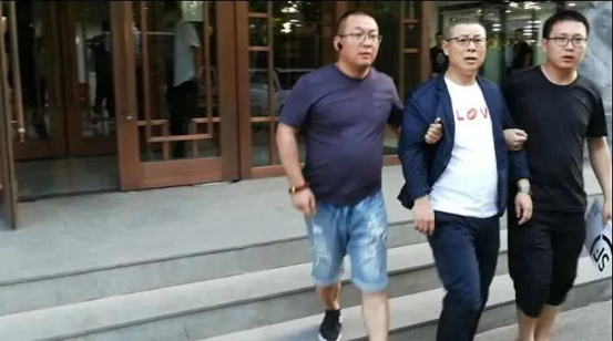 　图：公安人员在北京抓获刘玉龙