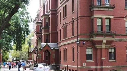 　　由于申请“间隔年”和远程学习的学生人数众多，哈佛大学秋季学期只有25%申请入住宿舍。（美国《世界日报》/唐嘉丽 摄）