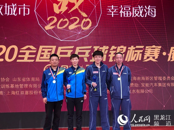 王曼昱（左二）在比赛现场与运动员、工作人员合影。