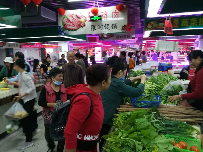 △该农贸市场投入使用，附近一带居民一早来逛逛，人潮涌动