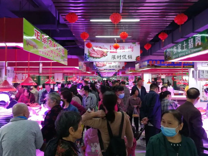 △附近一带居民一早赶来逛逛，人潮涌动