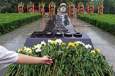 　　在台儿庄无名烈士墓前，一位青年献花（8月15日摄）。新华社记者郭绪雷摄