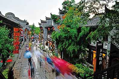 　　游客在台儿庄古城参观（8月20日摄）。新华社记者郭绪雷摄