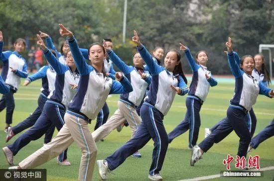 资料图：2017年，首套“川剧广播体操”进入成都市部分中小学，受到学生们的热捧。图片来源：视觉中国
