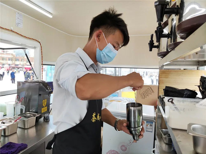 云南昭通靖安新区的搬迁农民王仕坤在制作奶茶（8月8日摄）。新华社记者 林碧锋 摄