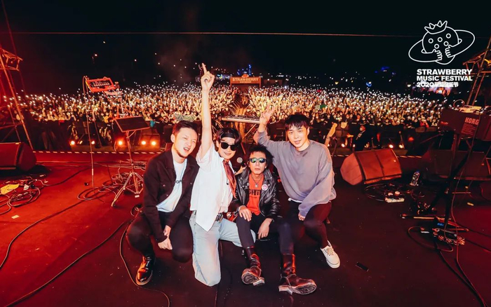 ▲草莓音乐节上的四个人。图源大波浪乐队微博