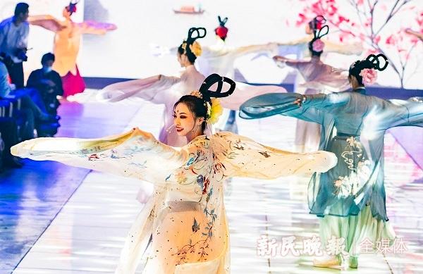 图说：上海时装周T台的首个汉服专场秀  来源/孙中钦 摄