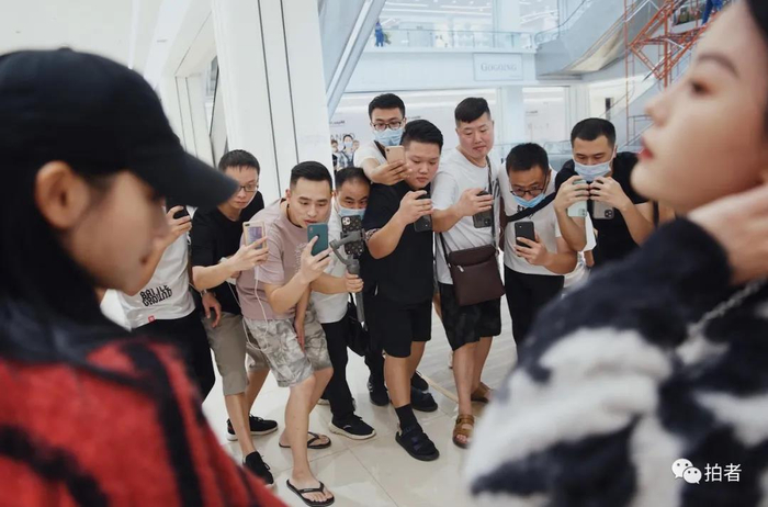 △&nbsp;9月25日，广州ARAapM服装批发市场一家档口前，前来蹭流量的“走播”们围着两名网红主播做直播。