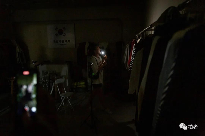 △&nbsp;9月26日，广州万佳服装批发市场，商场停电，主播借助微弱的手机灯光进行带货直播。