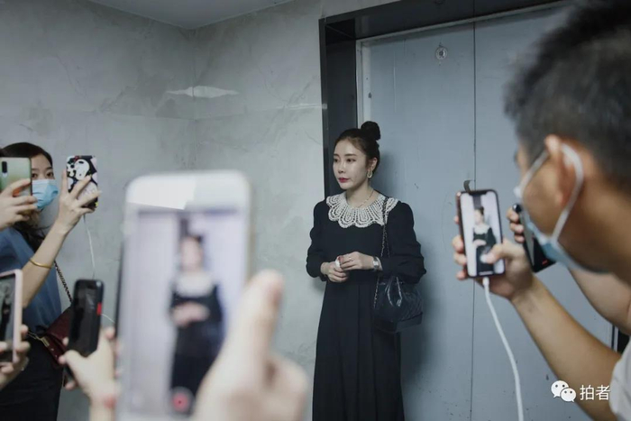 △&nbsp;9月23日，网红韩国主播每天4个小时的直播结束准备离开，“蹭”播者仍围着她拍“视频段子”。