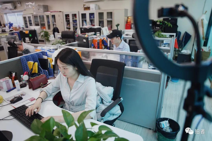 △&nbsp;9月24日，广州白马服装批发市场，直播带货风口没有到来之前，市场运营部门的工作人员大都是坐在市场办公室里的普通上班族。