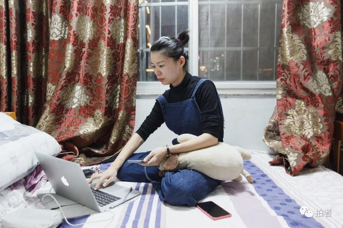 △&nbsp;9月25日晚，卜桐在出租屋内分析一天的数据。这间出租屋为日租房，一天60块钱。