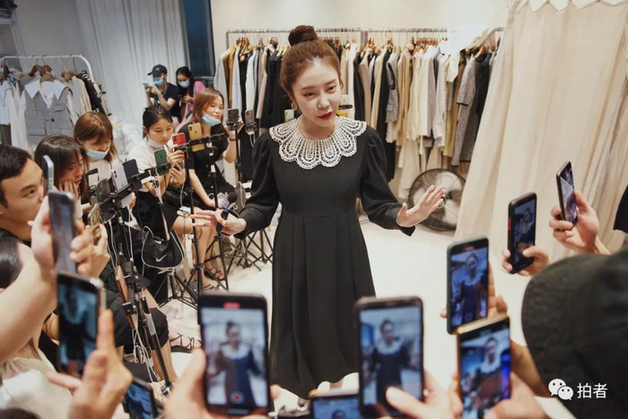 △&nbsp;9月23日，广州十三行服装批发市场，一家档口的网红韩国主播开播，前来“蹭”播的人们围着她拍摄“视频段子”，这是一种可能实现快速增粉的途径。他们中的部分人固定只做这家档口的带货直播，日销量能过千。