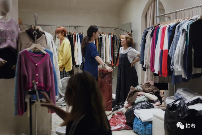 △&nbsp;9月27日，广州万佳服装批发市场，阿燕（右一）与主播商谈衣服版型与价格。