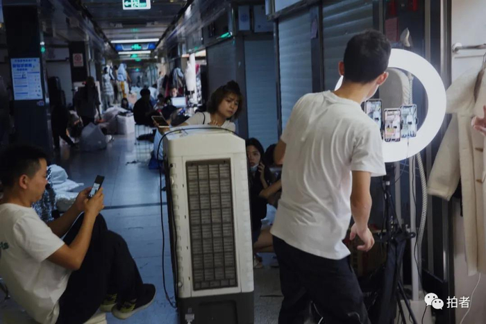 △&nbsp;9月27日，广州万佳服装批发市场，档口老板阿燕为店内的主播们推来空调。