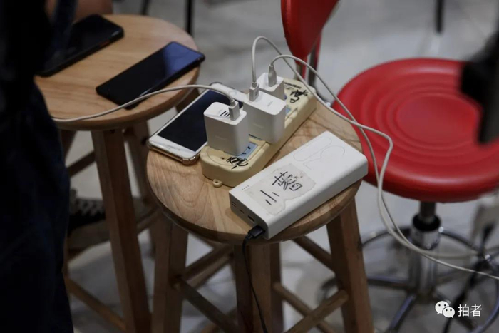 △&nbsp;9月25日，广州万佳服装批发市场，档口内的插排插满了手机充电器。