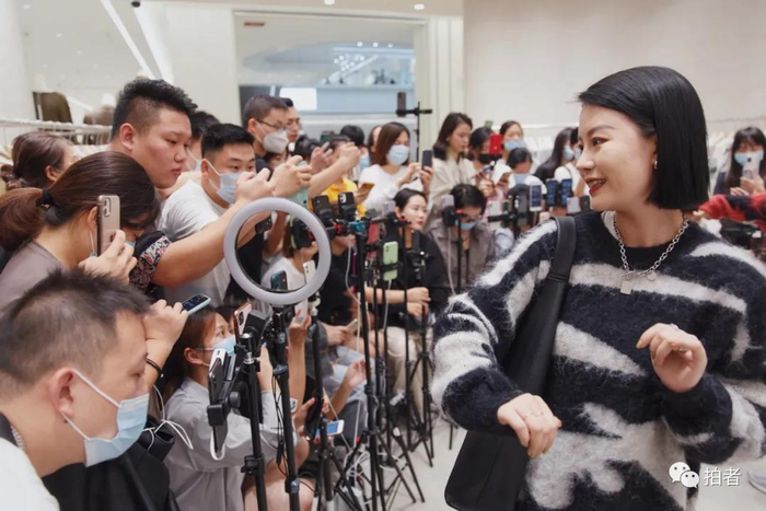 △&nbsp;9月25日，广州ARAapM服装批发市场里，档口店家请来的网红主播在许多“走播”面前直播带货，这场直播持续了3小时。