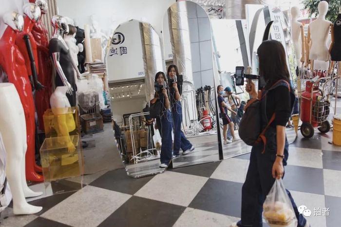 △&nbsp;9月25日下午，卜桐来到另一家服装批发市场，一路上，她的直播一刻不停。