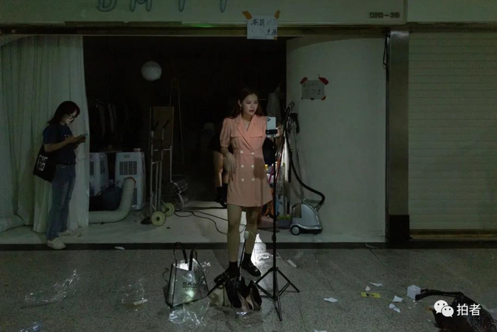 △&nbsp;广州各大服装批发市场里，进行直播带货的主播们。