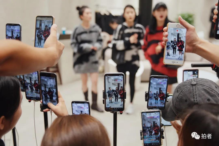 △&nbsp;9月25日，广州ARAapM服装批发市场里，直播带货热火朝天。