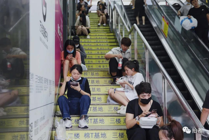 △&nbsp;9月25日中午，广州万佳服装批发市场，卜桐在市场的楼梯处快速解决午饭。