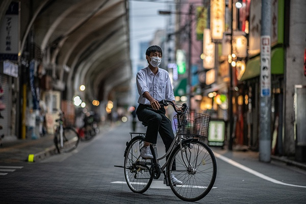 当地时间2020年9月23日，日本东京，街头民众戴着口罩。人民视觉 资料图