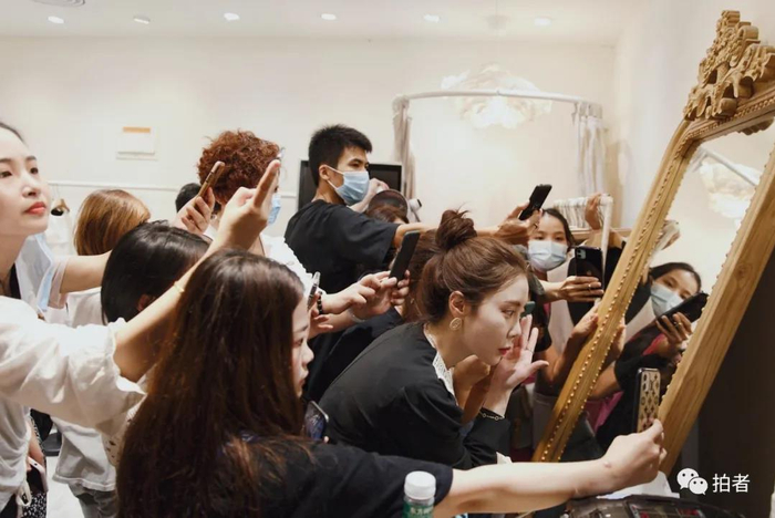 △&nbsp;9月23日，前来“蹭”播的人们紧跟网红韩国主播拍摄。