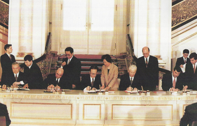 1997年4月24日，中俄哈吉塔五国元首在莫斯科签署《关于在边境地区相互裁减军事力量的协定》。