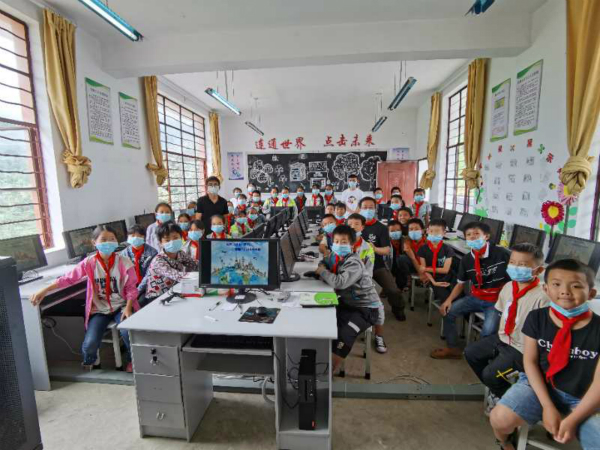 图说：2020年6月18日，云南麻栗坡县八布乡荒田小学“爱传递”电脑教室启用。采访对象供图（下同）
