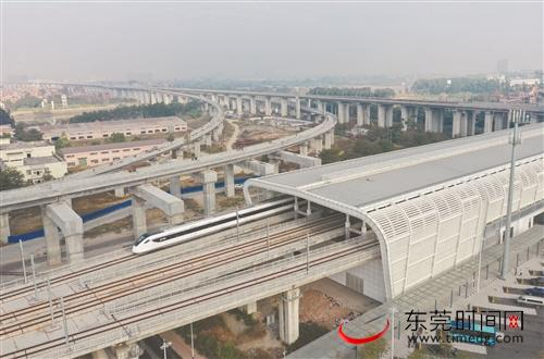 ■穗深城际开通后，为莞深两地人员出行创造了实实在在的便利，对东莞企业招引汇聚人才并发展壮大是一大利好 记者 郑琳东 摄