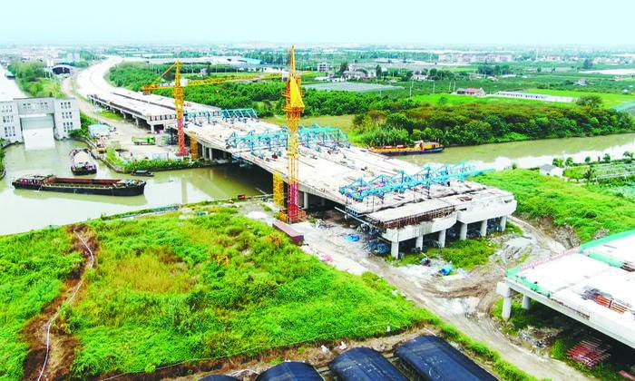　　连接上海市金山区与浙江省嘉善县的叶新公路施工现场。 勾 瑞摄