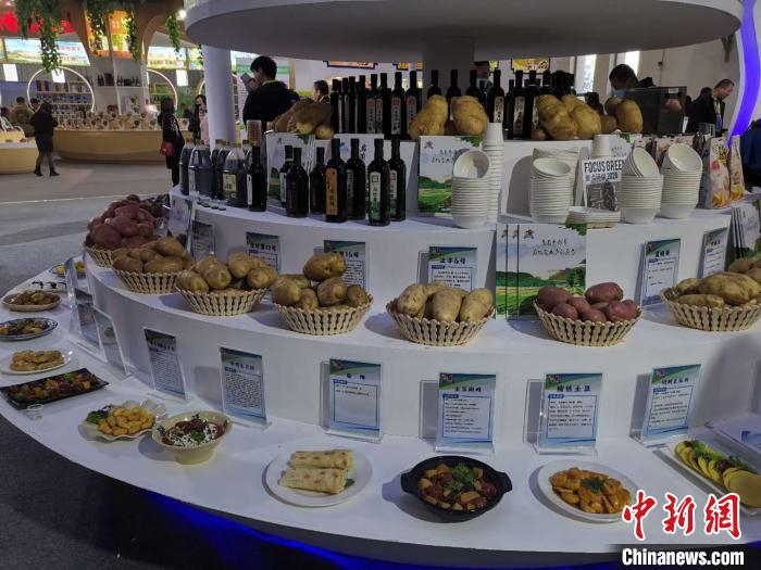 图为绿博会上展示的乌兰察布马铃薯。　乌娅娜 摄