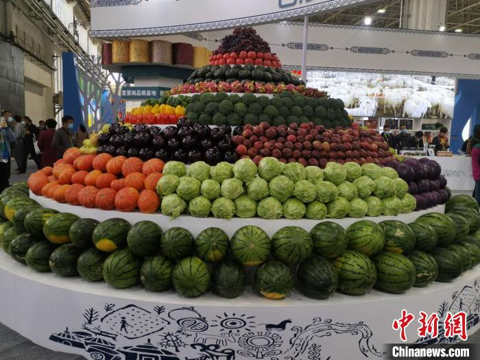     图为内蒙古第八届绿博会上的农产品展示。　乌娅娜　摄