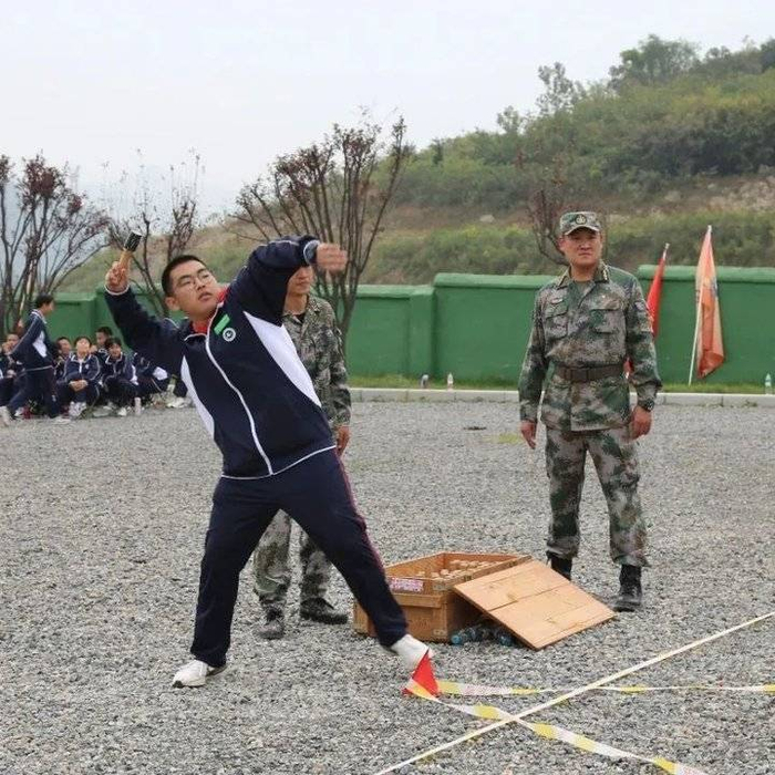 投掷手榴弹、子弹射击、匍匐前进……历城二中这堂“课”超燃！|实弹射击|国防教育_新浪新闻