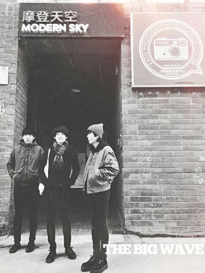 ▲李赫（左一）和邢星（右一）与李剑三人合照。图源李剑微博